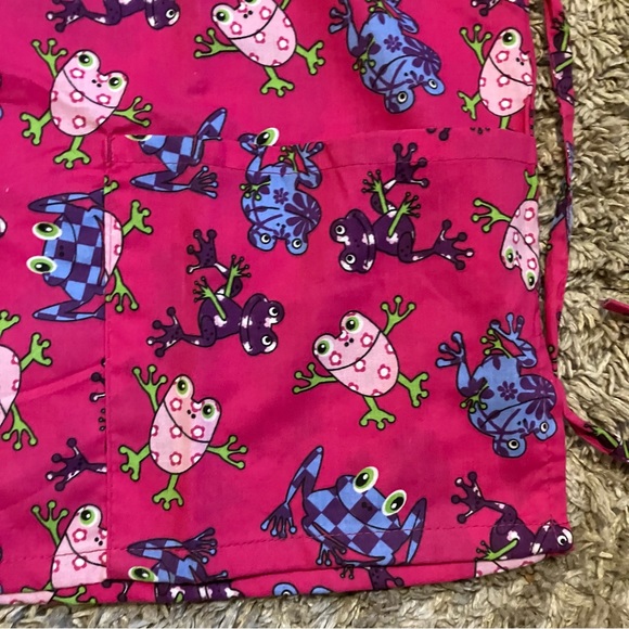 NWOT Carol’s Scrubs Woman’s Pink Frog Scrub Top - Picture 3 of 9